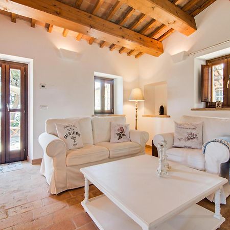 Stunning Apartment In Mombaroccio Near Metauro River Bagian luar foto
