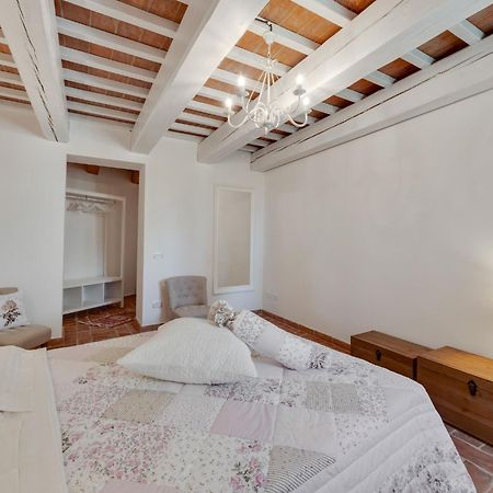 Stunning Apartment In Mombaroccio Near Metauro River Bagian luar foto