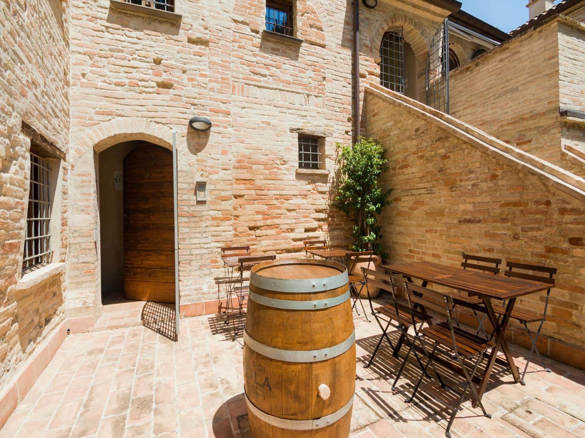 Stunning Apartment In Mombaroccio Near Metauro River Bagian luar foto