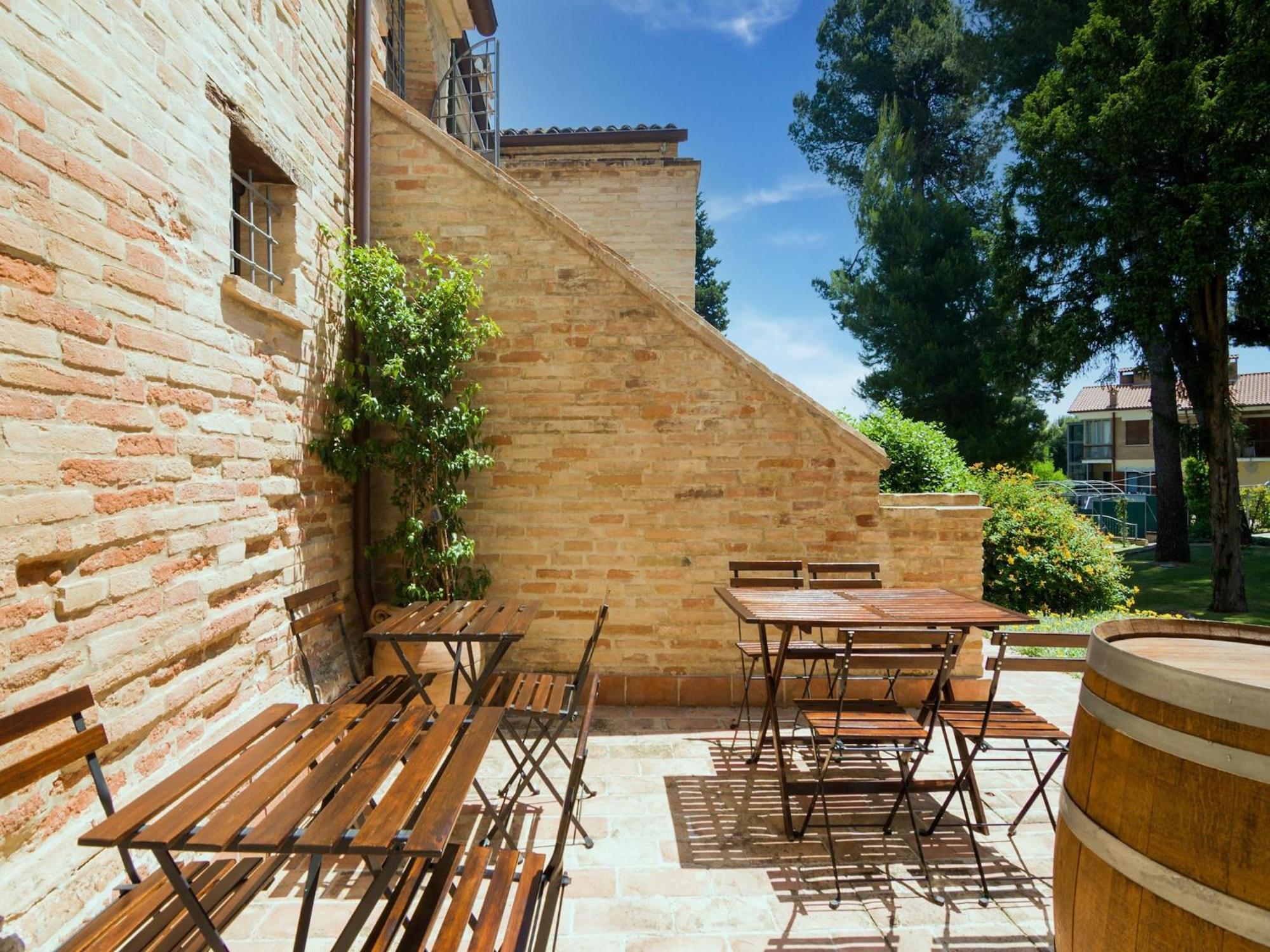 Stunning Apartment In Mombaroccio Near Metauro River Bagian luar foto