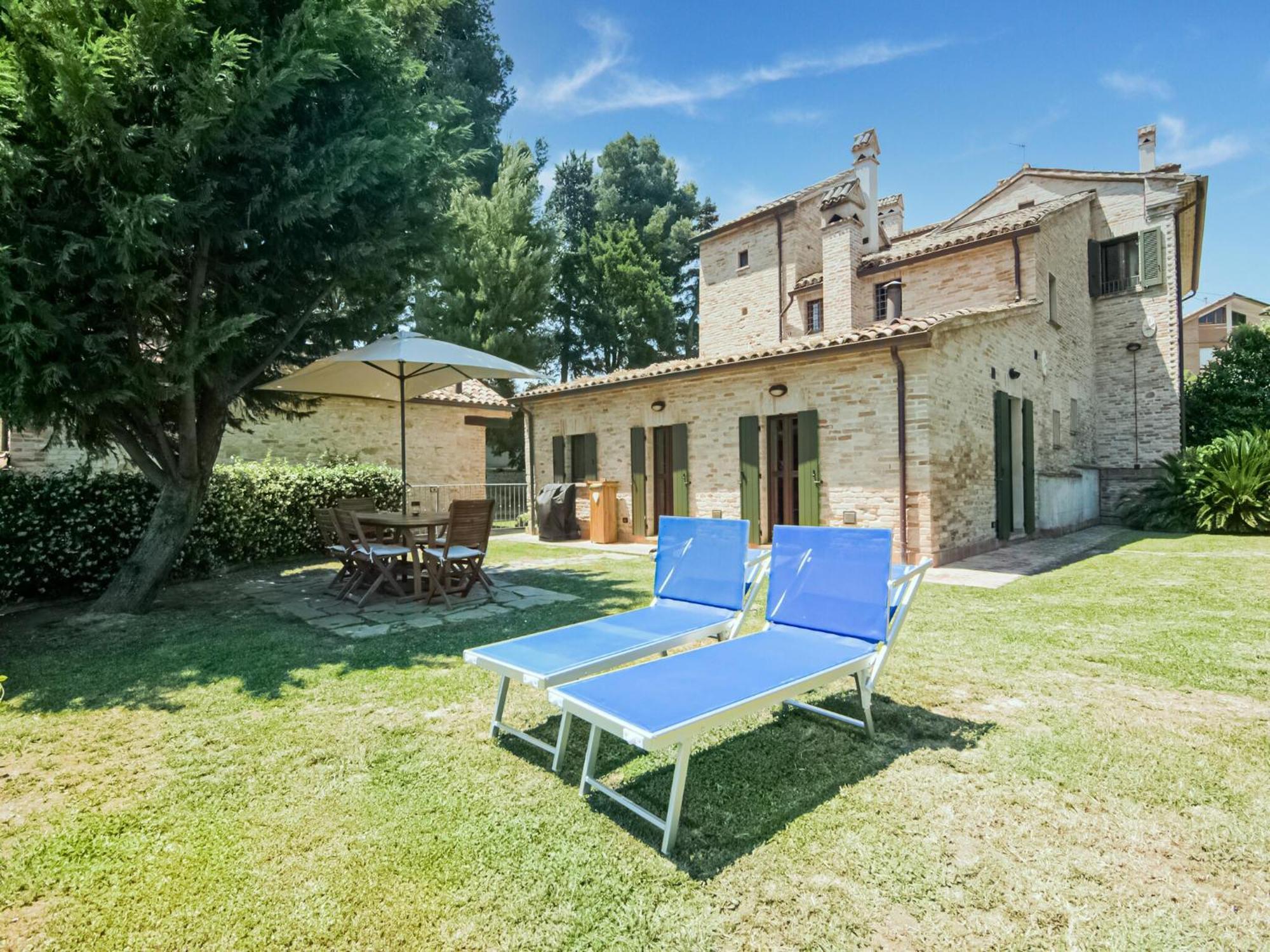 Stunning Apartment In Mombaroccio Near Metauro River Bagian luar foto