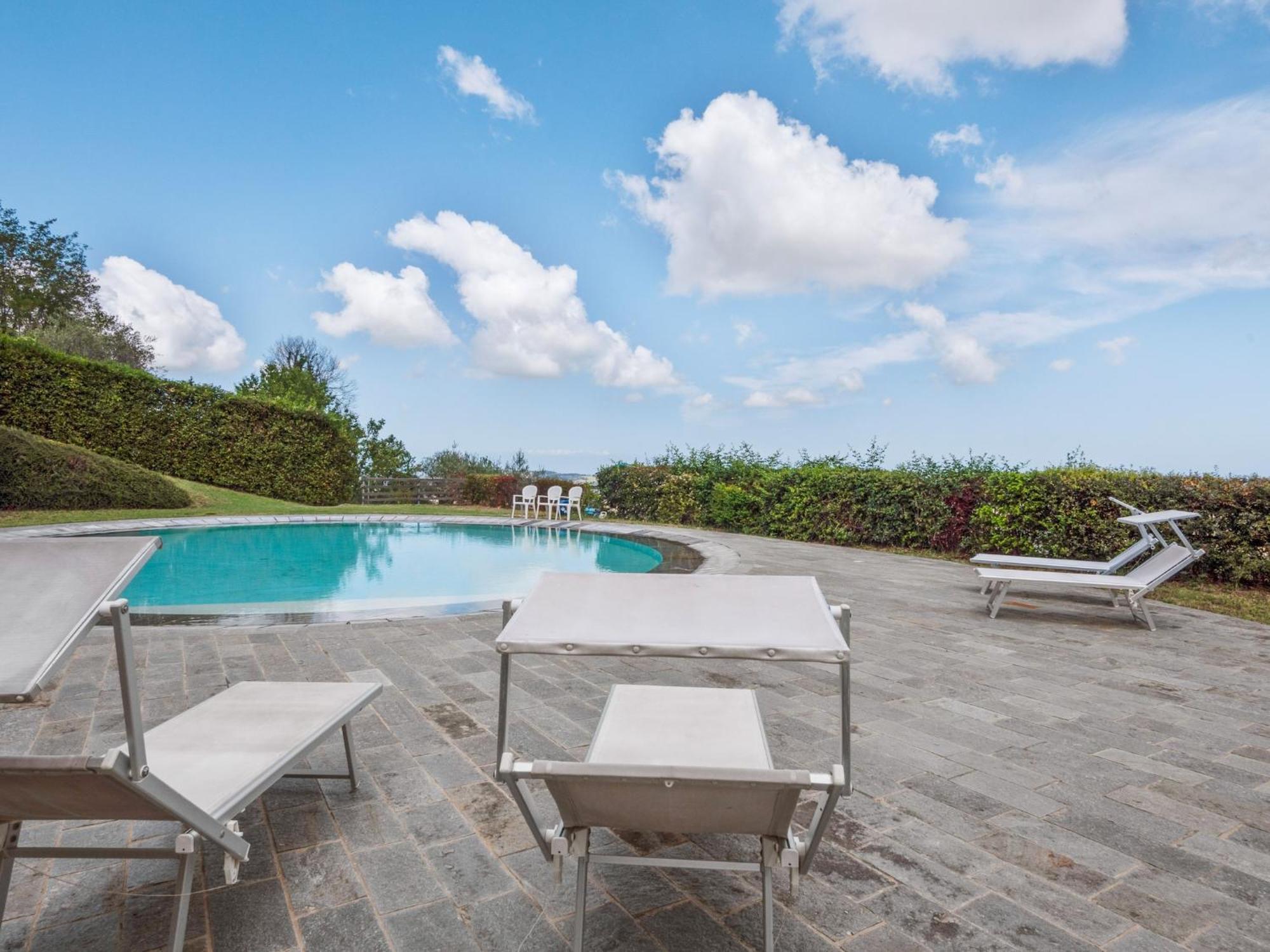 Stunning Apartment In Mombaroccio Near Metauro River Bagian luar foto