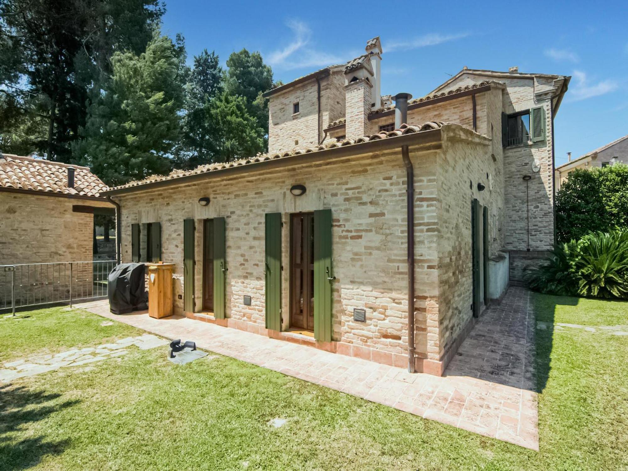 Stunning Apartment In Mombaroccio Near Metauro River Bagian luar foto