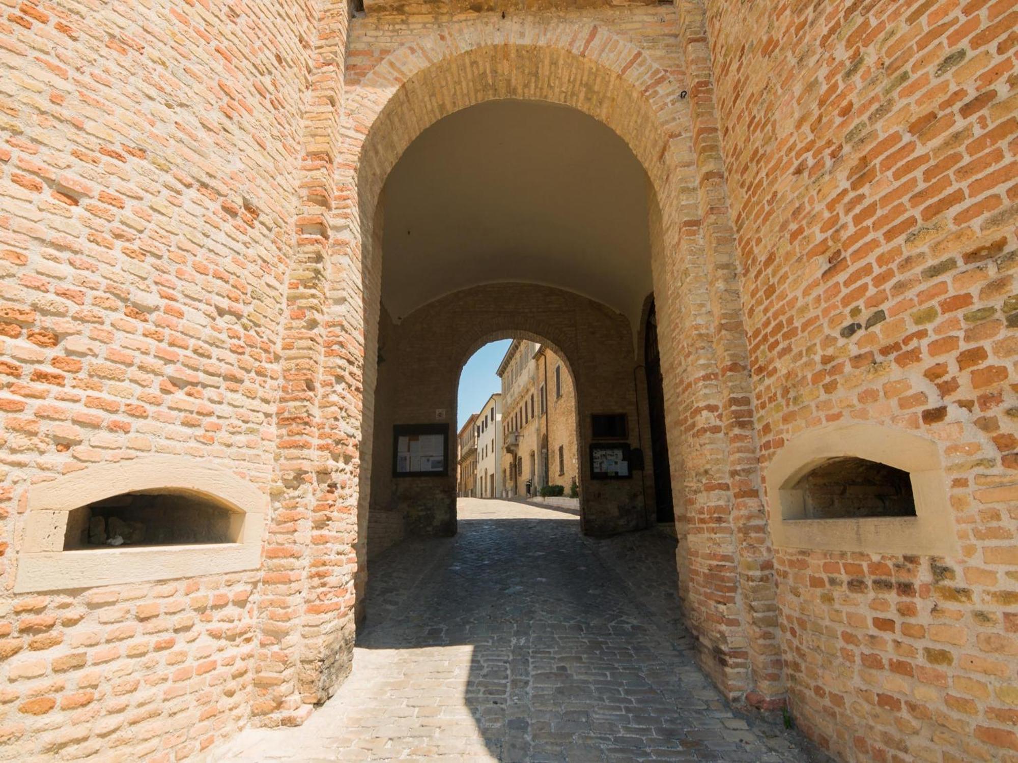 Stunning Apartment In Mombaroccio Near Metauro River Bagian luar foto