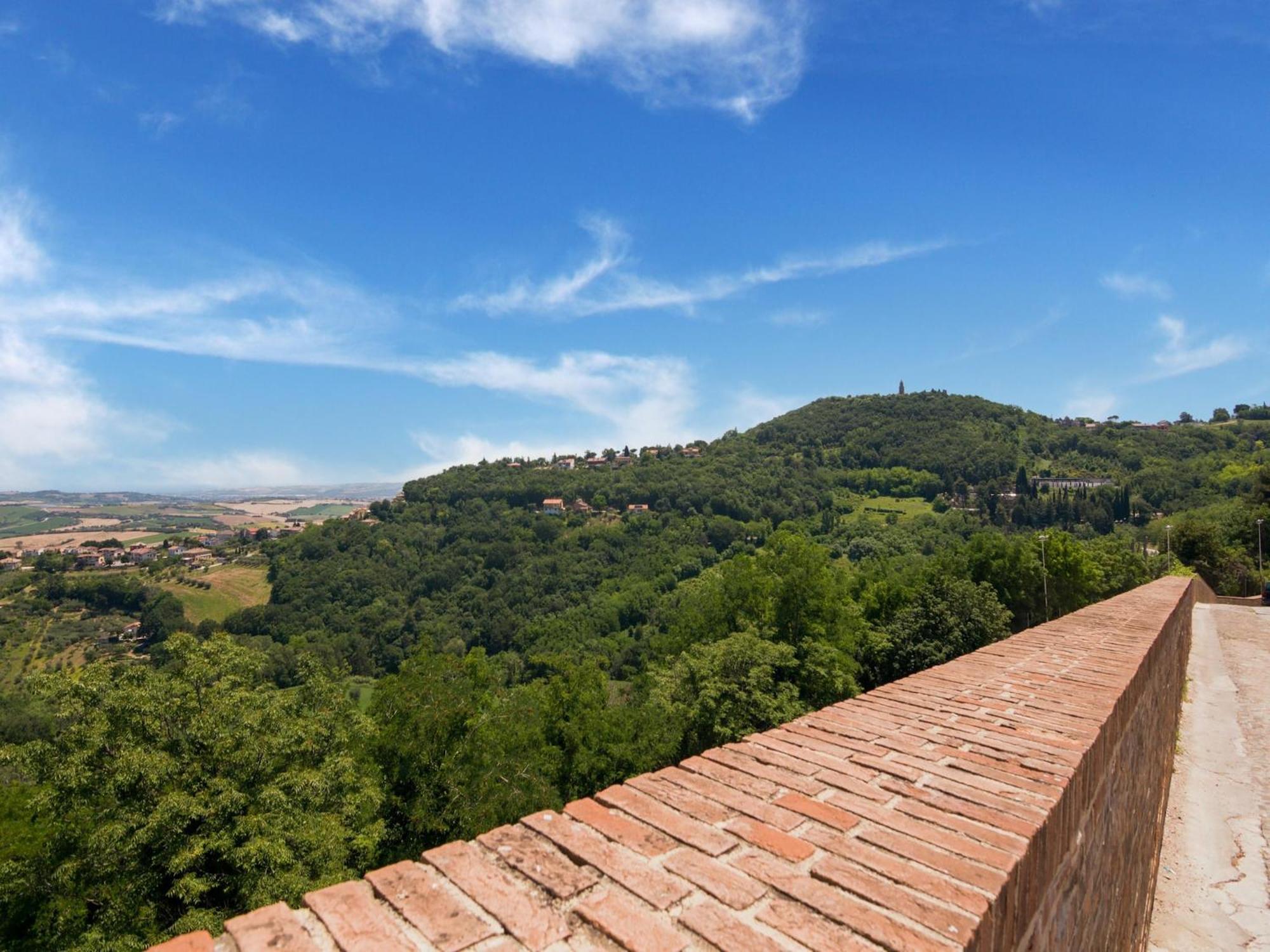 Stunning Apartment In Mombaroccio Near Metauro River Bagian luar foto