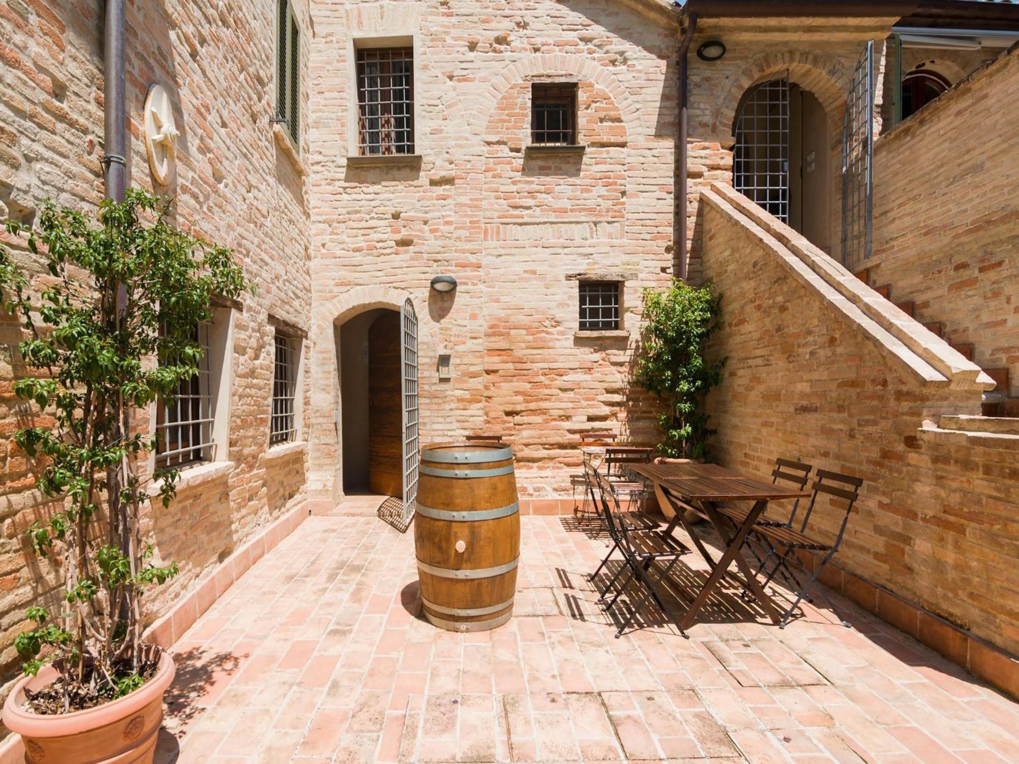 Stunning Apartment In Mombaroccio Near Metauro River Bagian luar foto