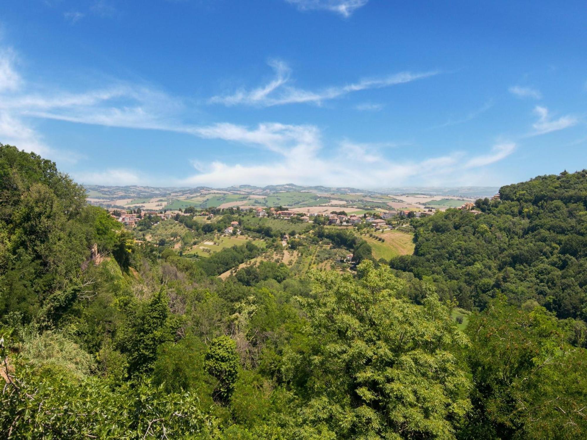 Stunning Apartment In Mombaroccio Near Metauro River Bagian luar foto